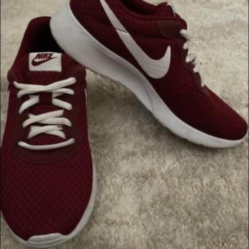 Burgundy Nike Tanjun